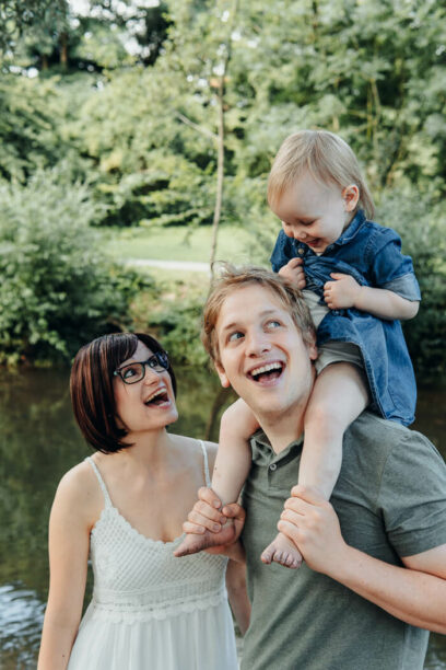 Familie am See beim Familienfotoshooting bei Karlsruhe