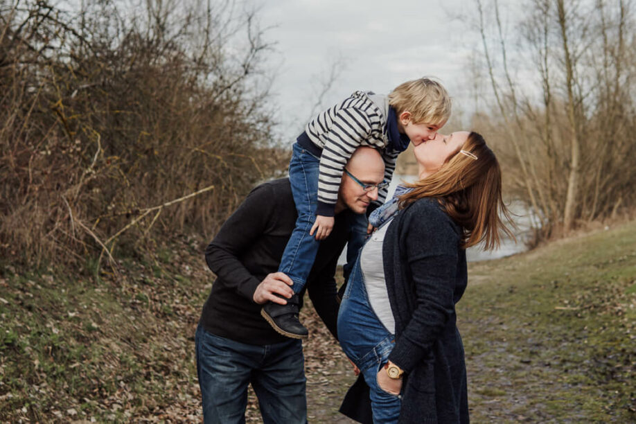 Familie am See beim Familienfotoshooting bei Karlsruhe
