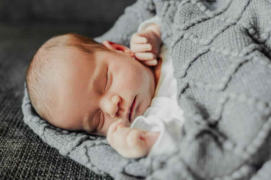 Baby beim Neugeborenenfotoshooting als Homestory bei Karlsruhe