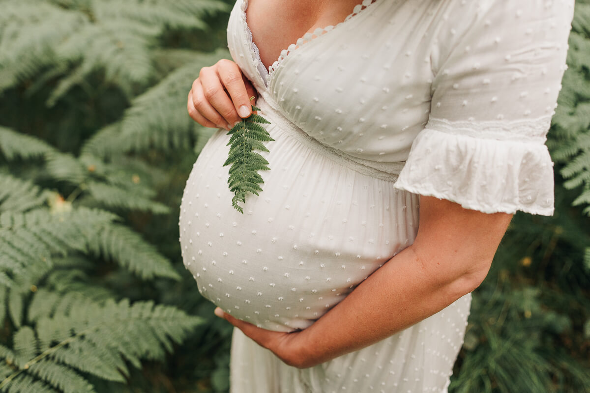 Schwangere beim Babybauchshooting im Wald Karlsruhe