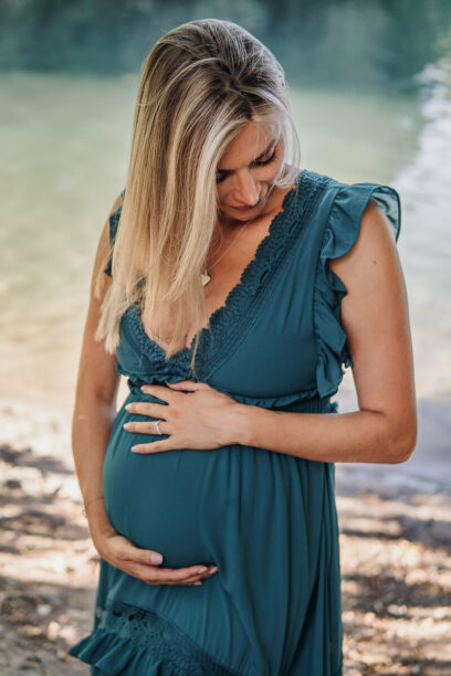 Schwangere beim Babybauchshooting am See Karlsruhe