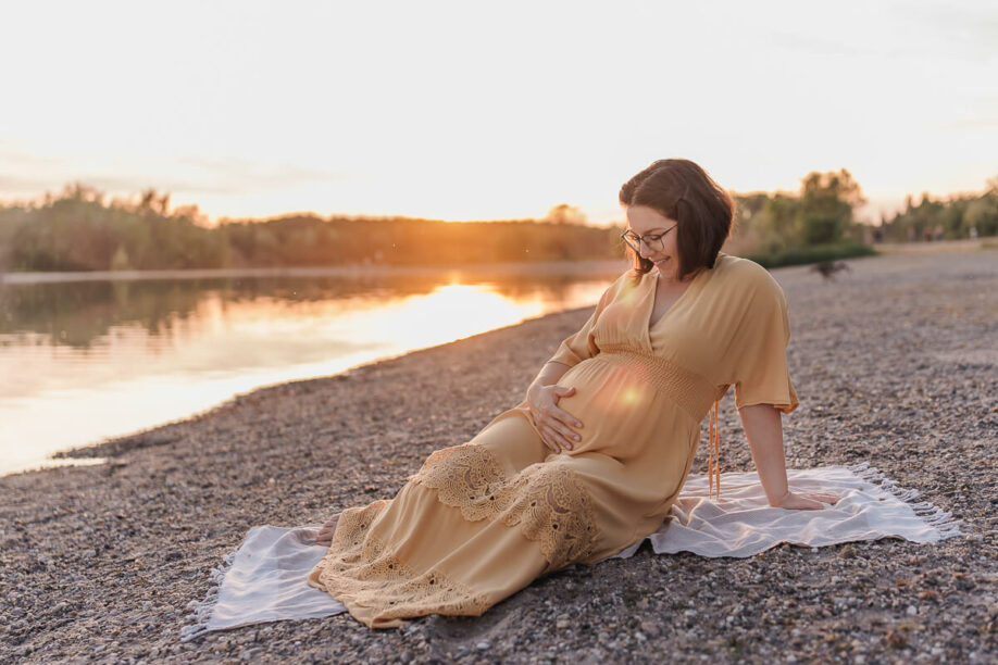 Schwangere beim Babybauchshooting am See Karlsruhe